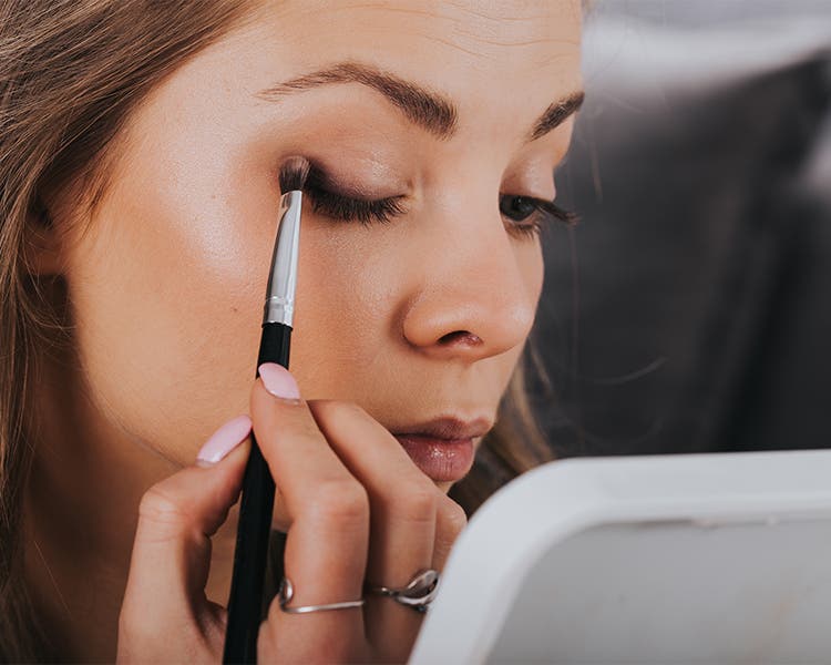 how to put on eyeshadow