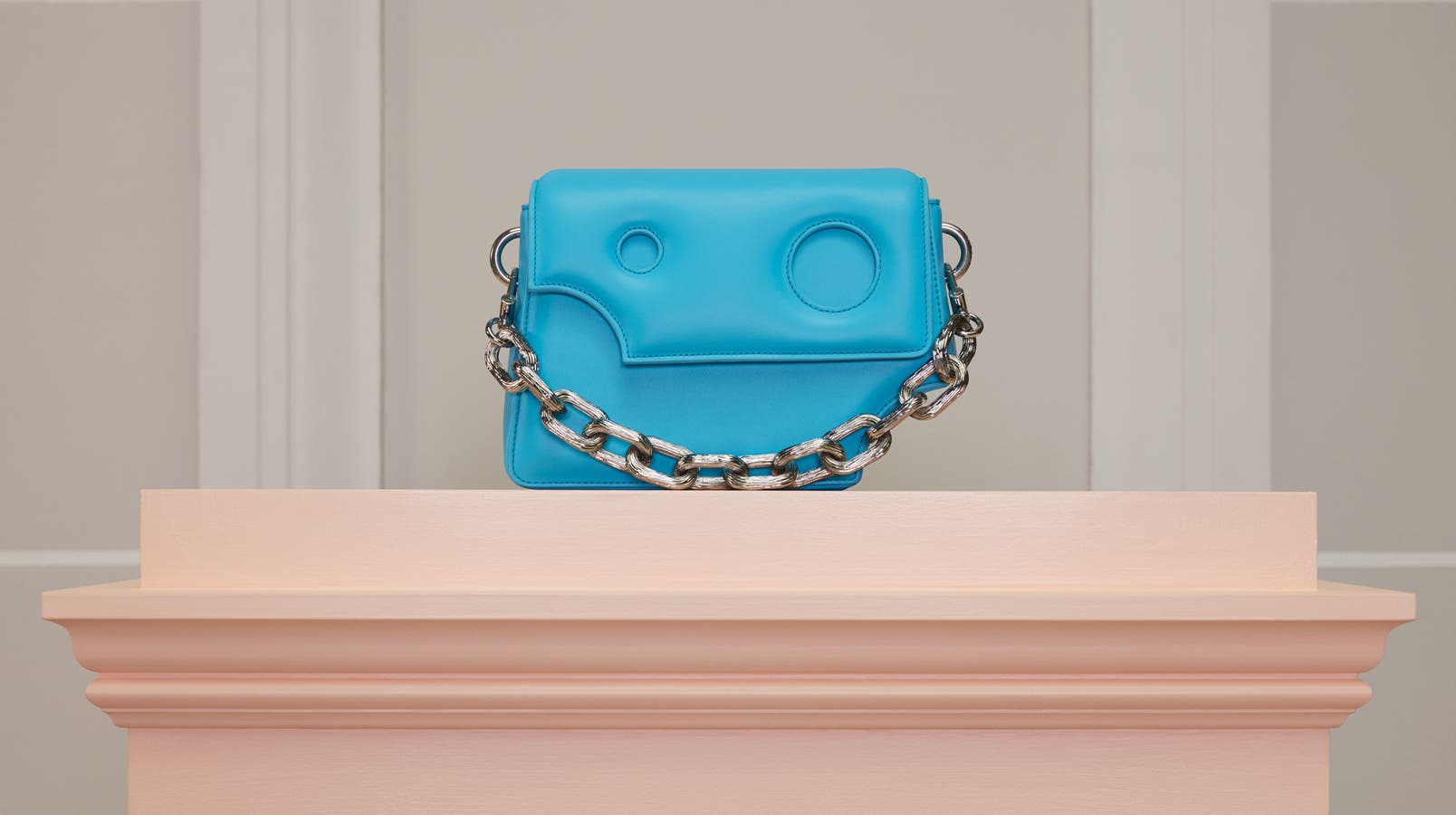 A blue bag with a heavy chain.