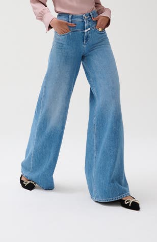 A model wearing wide-leg jeans.