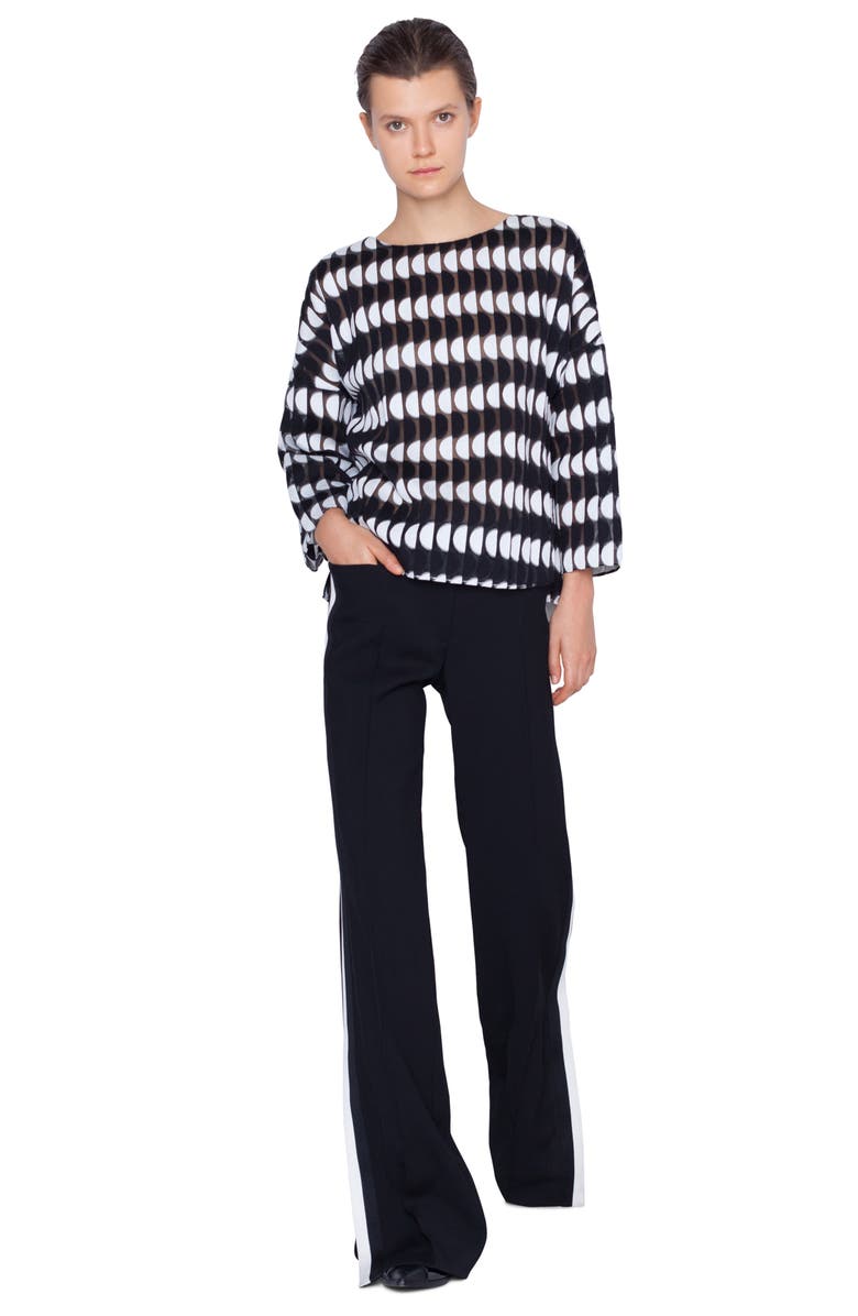 Akris Punto Crewneck Memphis Scallop Cotton Blouse In Nero-crema