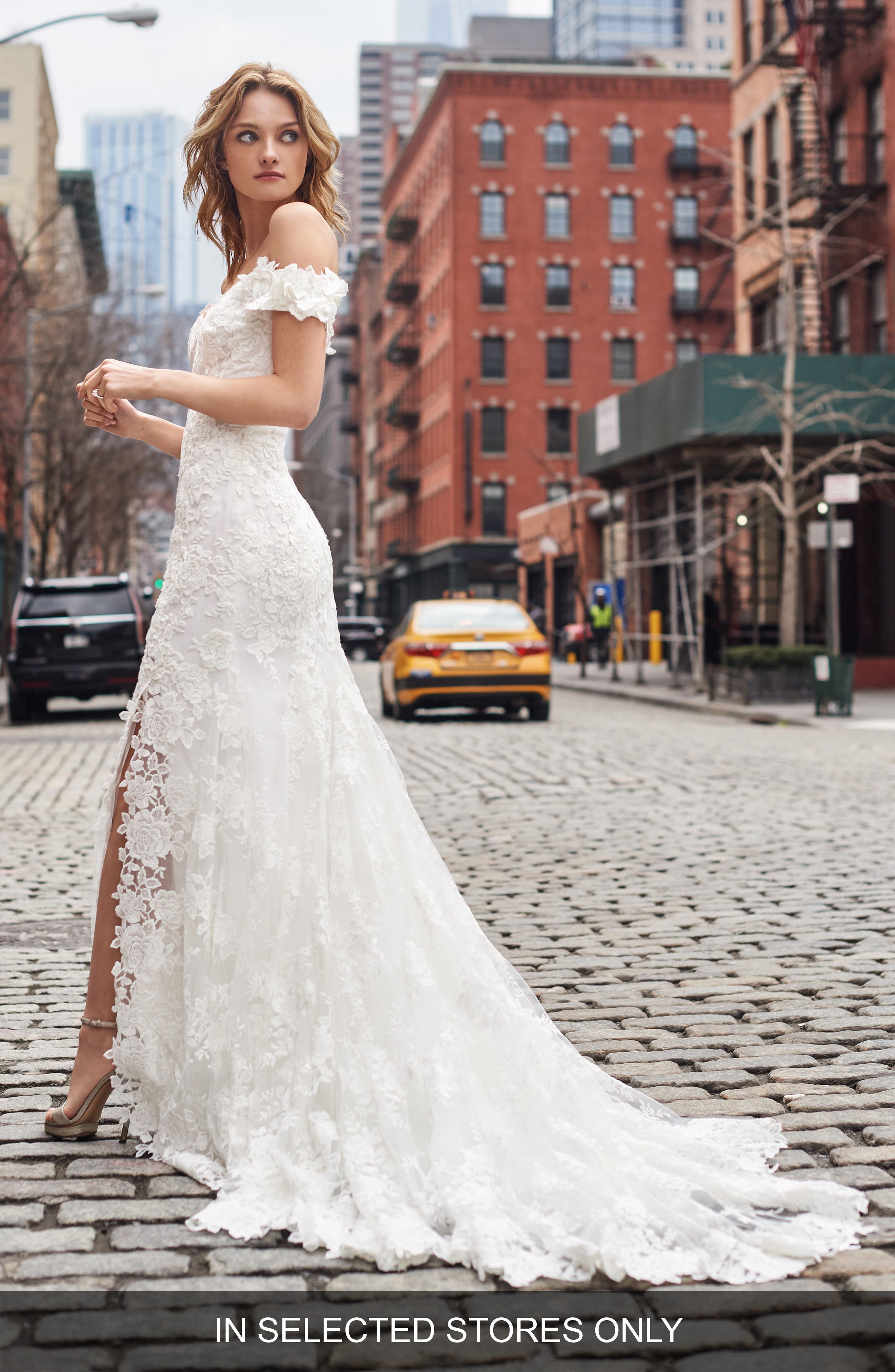 Monique Lhuillier Trumpet Wedding Dress 8