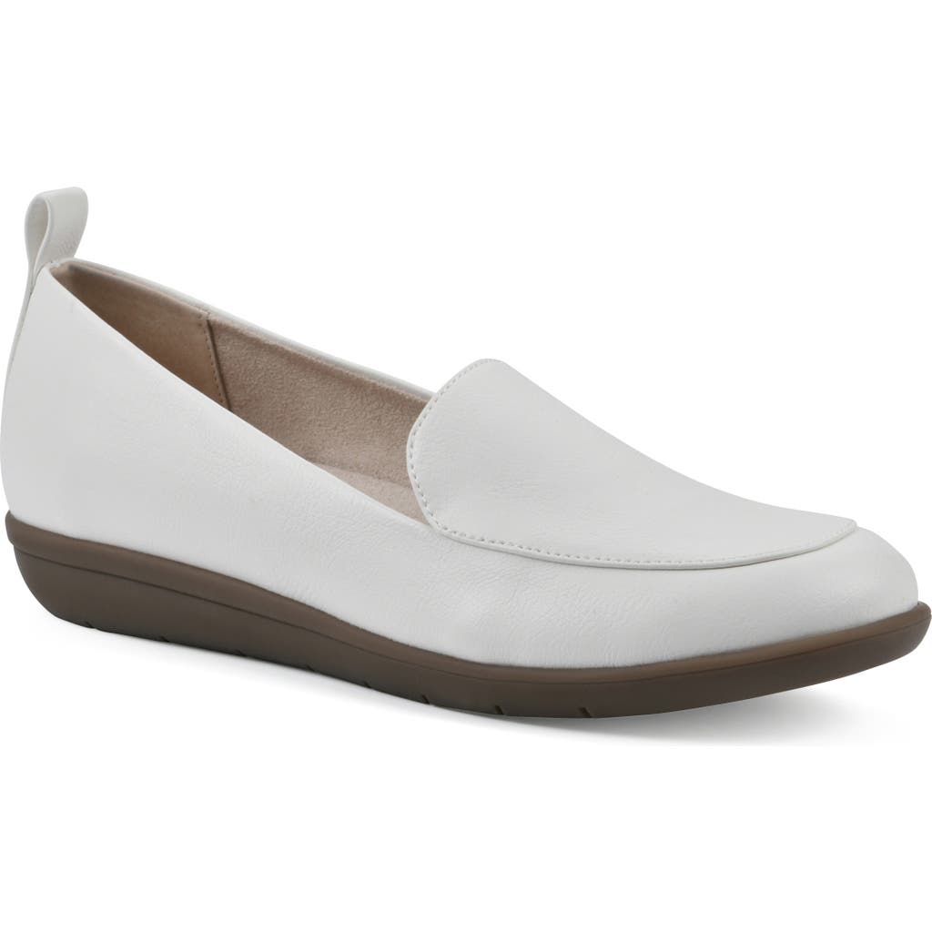 Cliffs By White Mountain Twiggy Moc Toe Flat In White/grainy