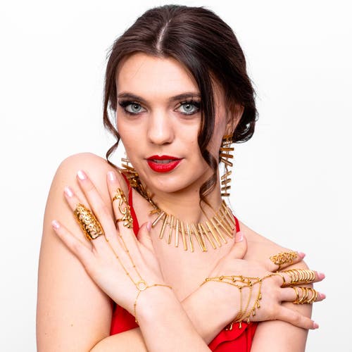 Lucy Quartermaine Drop Hand Chain In Gold