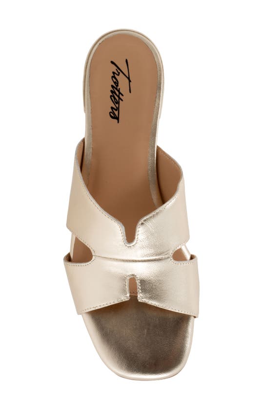Trotters Nell Slide Sandal In Champagne