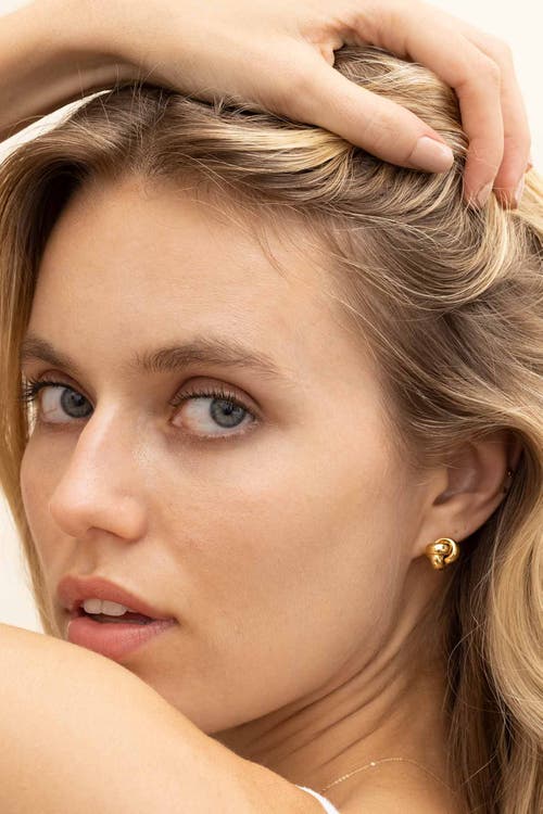 Oradina 18k Yellow Gold Knotted Love Studs In Yellow Gold