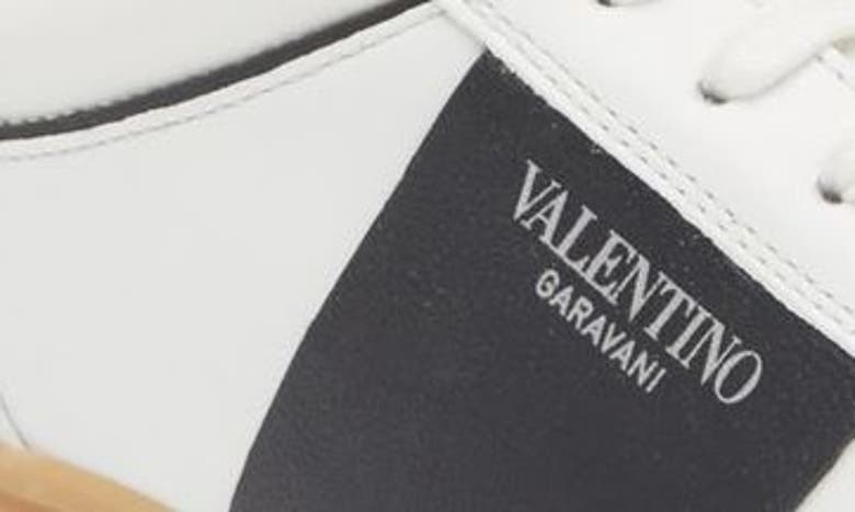 Shop Valentino Upvillage Low Top Sneaker In A01 - Bianco-nero/ambra