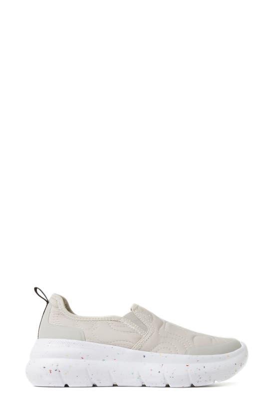 Dearfoams Women's Crimson Regrind Lightweight Slip-on With Energy Return Technology In Bone