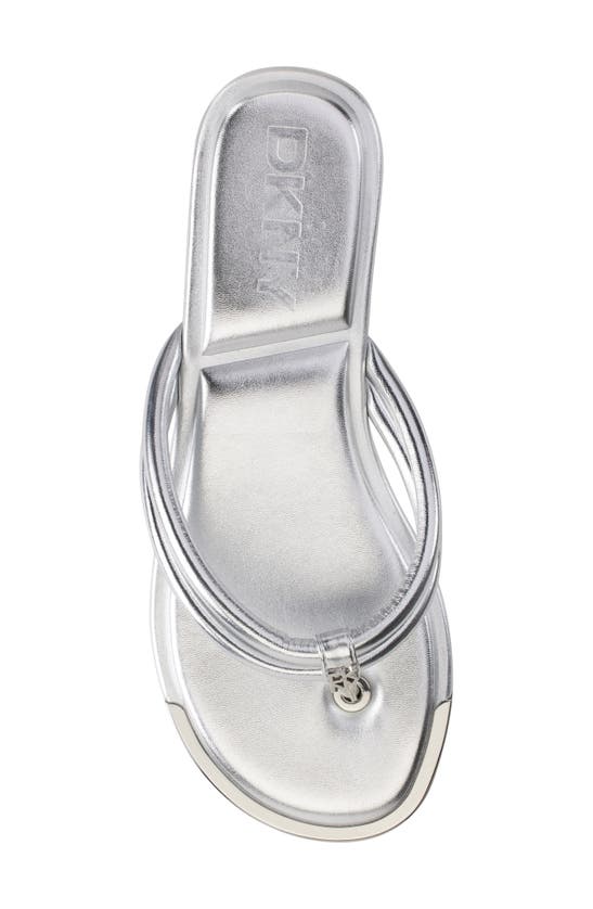 Dkny Womens Logo Manmade Thong Sandals In Silver