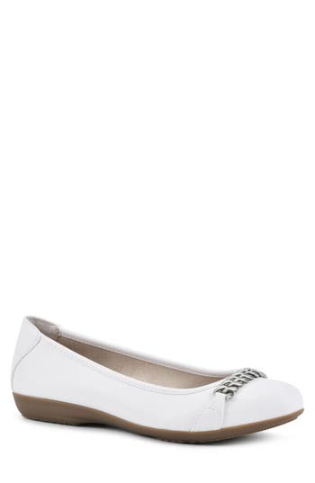 Cliffs By White Mountain Charmed Womens Faux Leather Slip On Ballet Flats In White/smooth