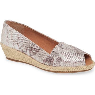 Gentle Souls By Kenneth Cole Luci Flat- Beige
