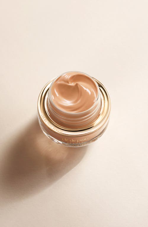 Shop Clé De Peau Beauté The Foundation Spf 22 In Tan Ocher