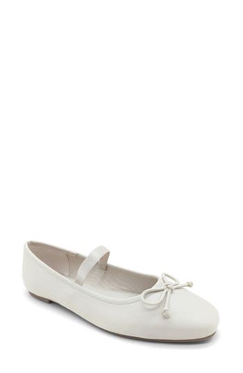 Reaction Kenneth Cole Melrose Ballet Flat In Ivory