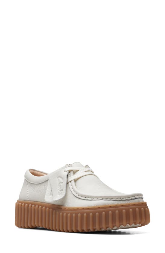 Clarks Torhill Bee In Off White Leather