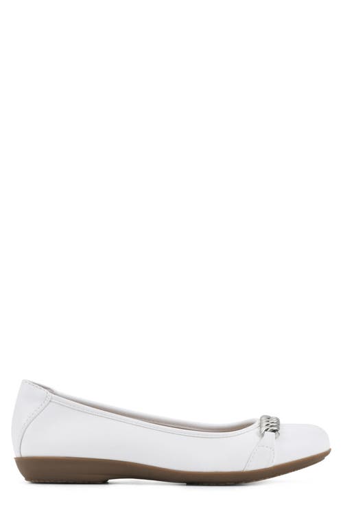Cliffs By White Mountain Charmed Womens Faux Leather Slip On Ballet Flats In White/smooth