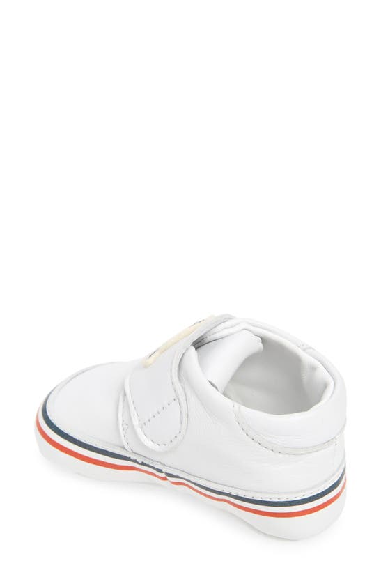 Shop Moncler Bebé Crib Shoe In White