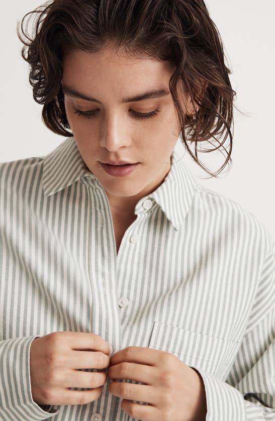 Shop Madewell The Signature Oxford Crop Shirt In Spruce