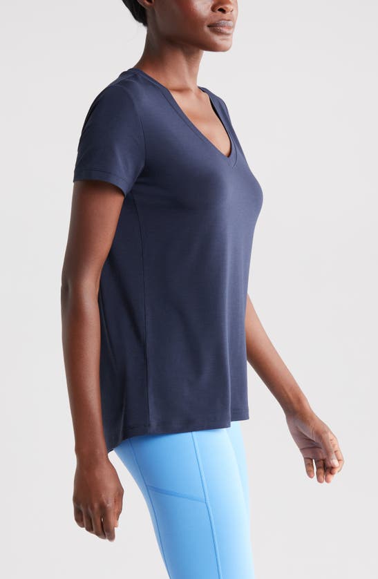 Shop Zella Breathe Active Tee In Navy Sapphire