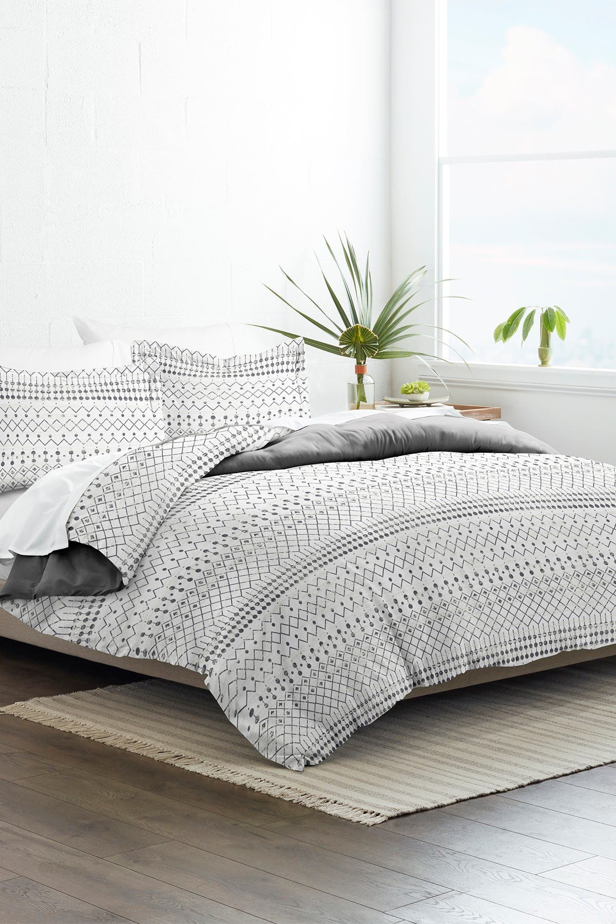 Click to view more detailed imagery on our partner's website Ienjoy Home Home Collection Premium Ultra Soft Etched Gate Pattern 3-piece Reversible Duvet Cover Set In Gray