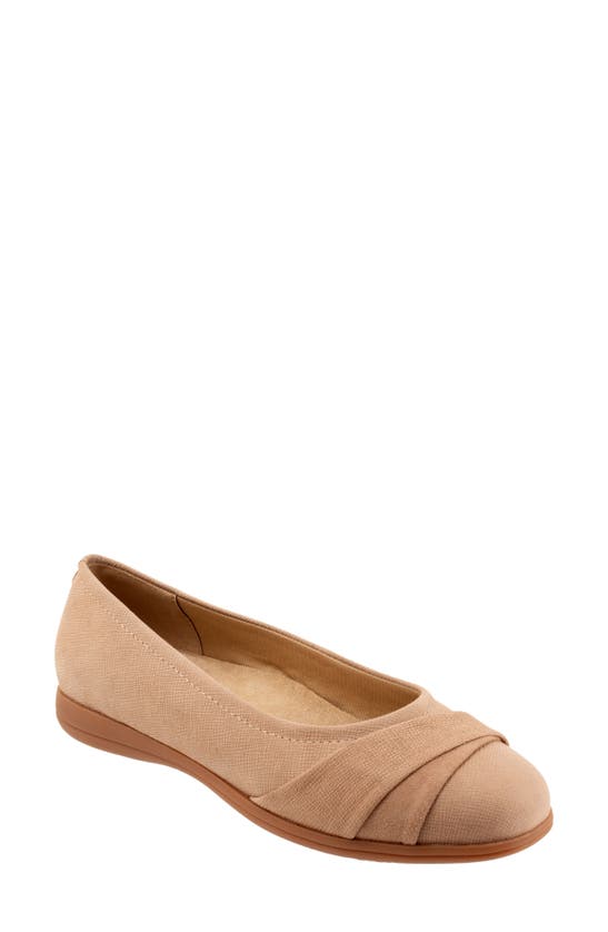 Trotters Danni Leather & Suede Flat In Sand