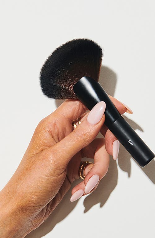 GEE BEAUTY GEE BEAUTY FAN MAKEUP BRUSH