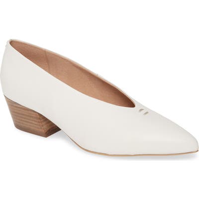 Seychelles Compelling Pointed Toe Pump- White