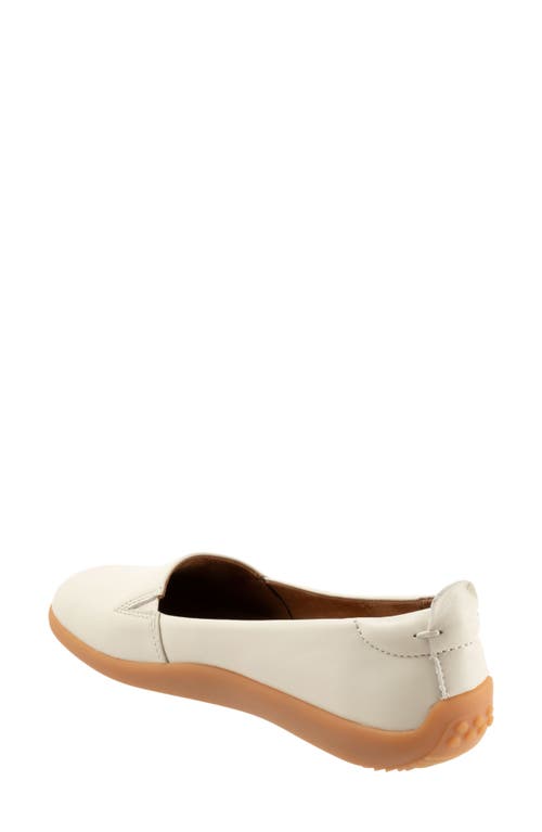 Softwalk ® Deva Flat In Off White