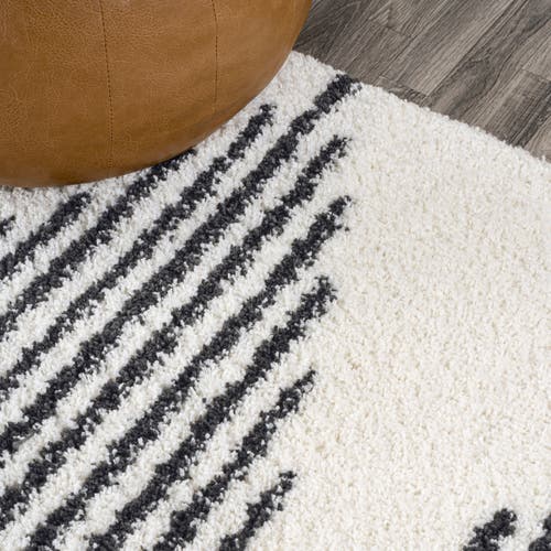 Jonathan Y Elm Diamond Stripe Geometric Shag Area Rug In White/gray