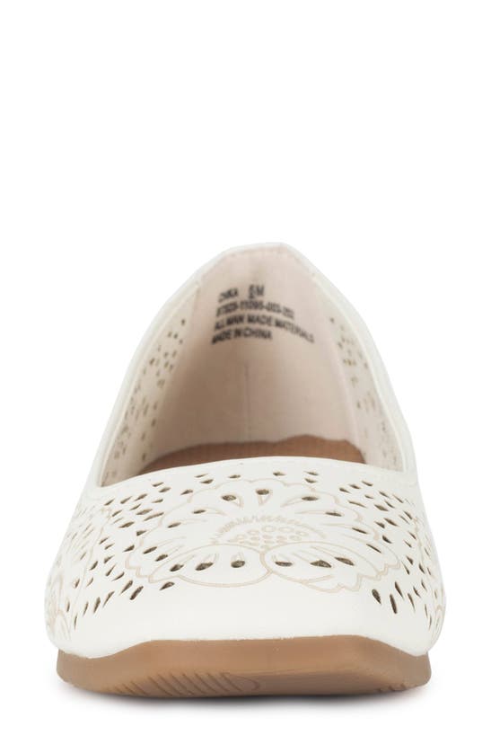 Baretraps Mariah Womens Faux Leather Slip On Ballet Flats In Cream