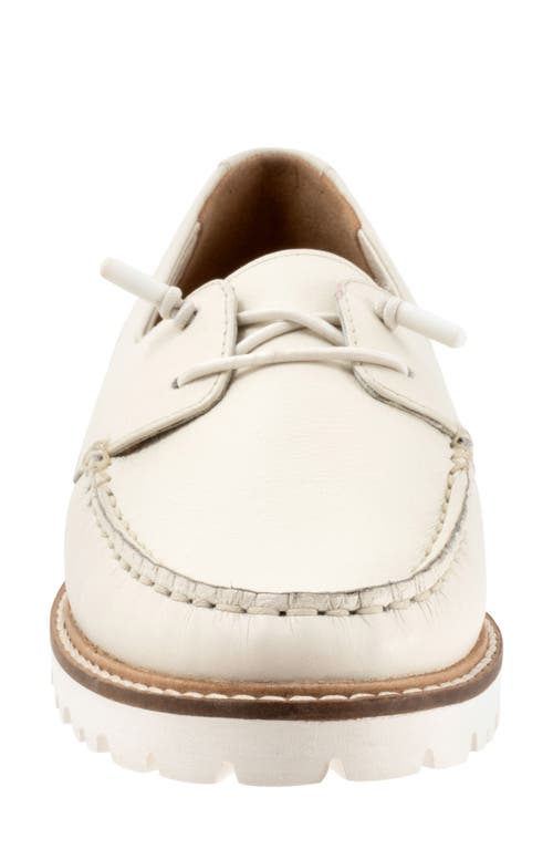 Shop Trotters Farah Boat Shoe In Off White