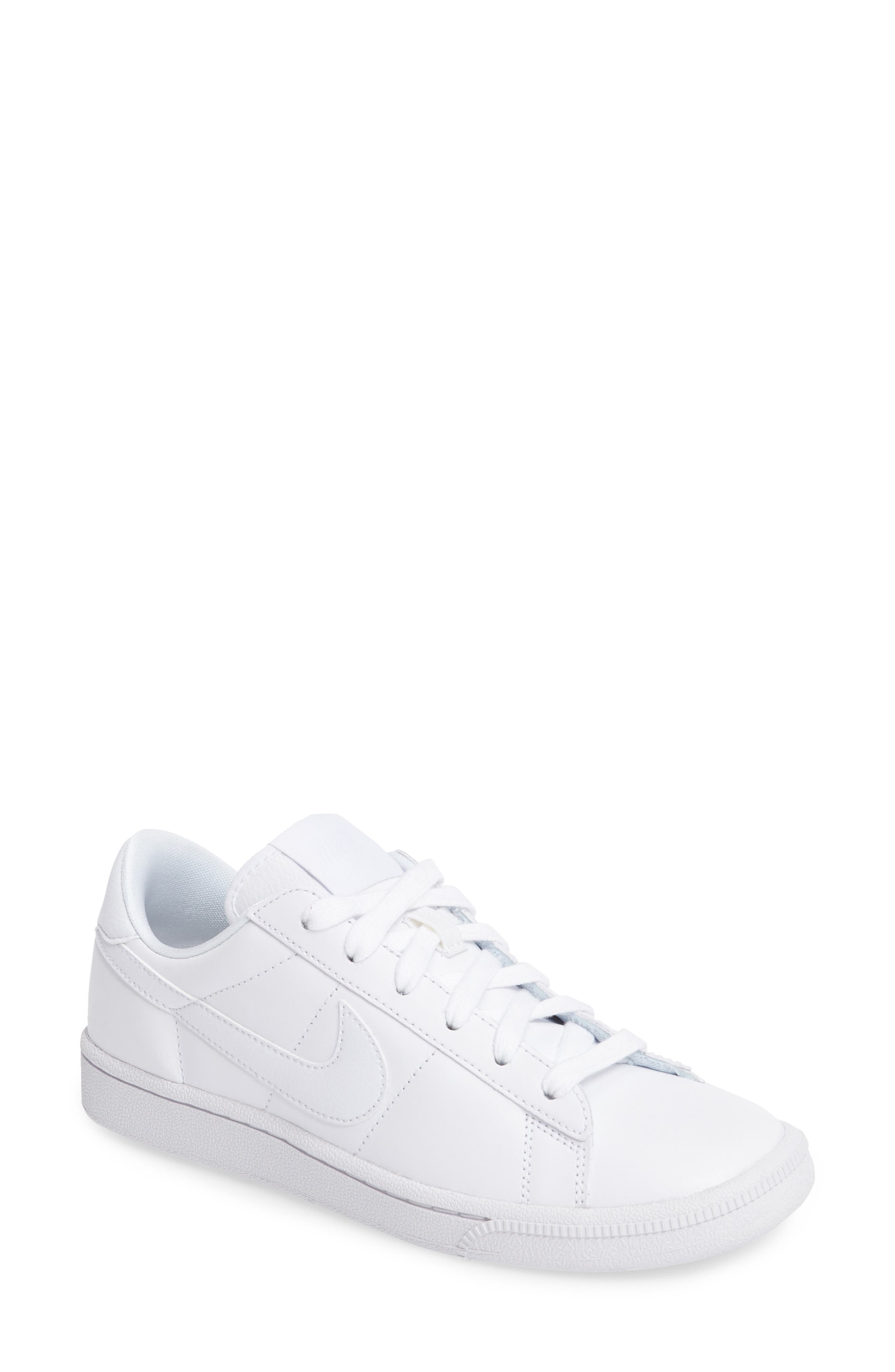 nike tennis shoes classic