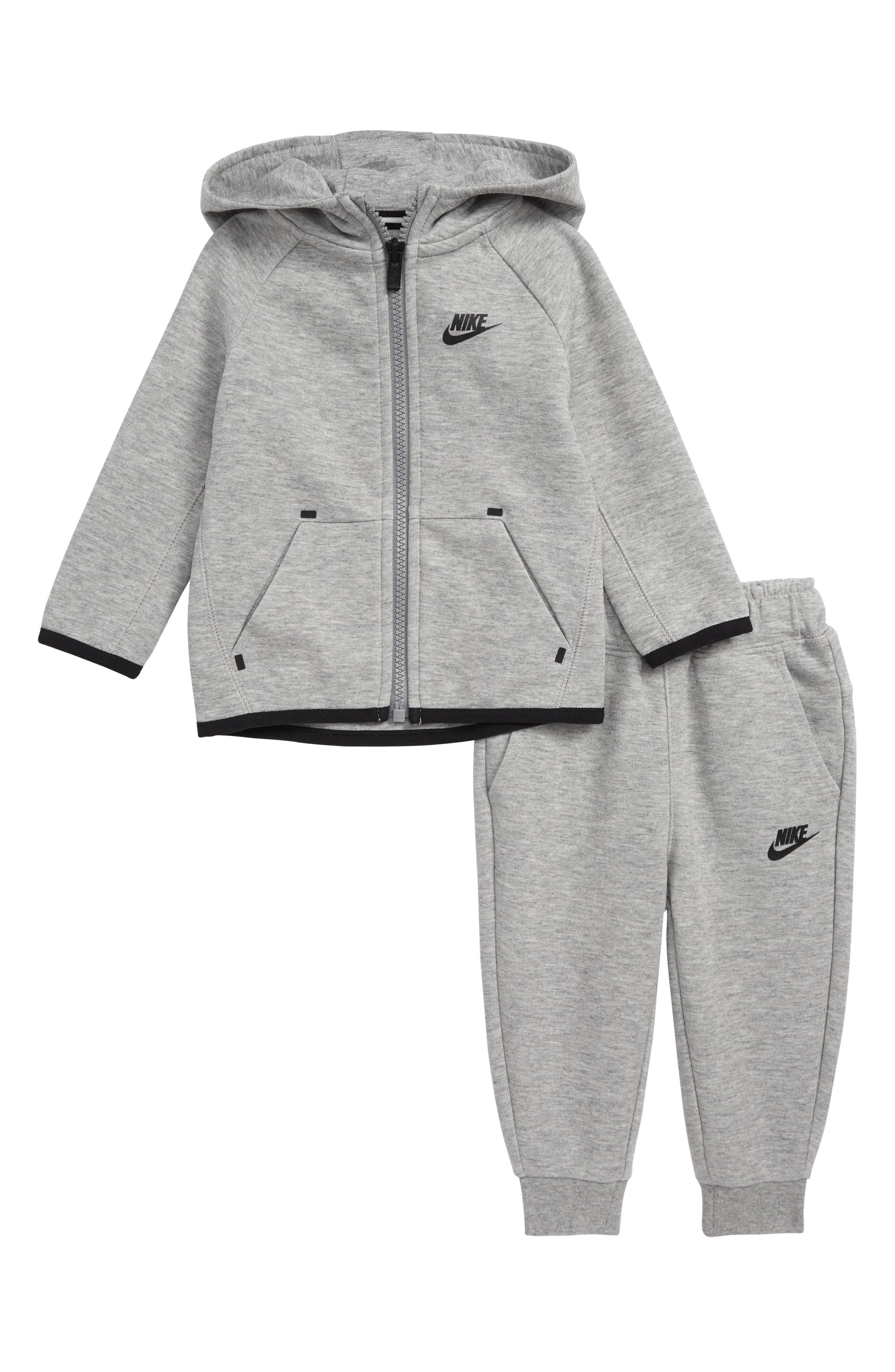 grey nike sweatpants and hoodie