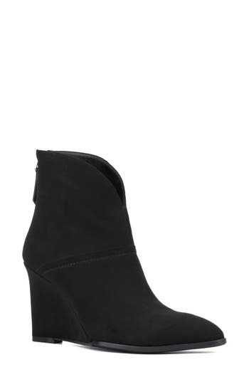 Torgeis Notched Wedge Boot In Black