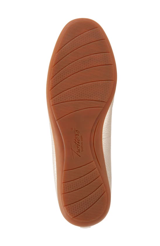 Shop Trotters Dellis Ballet Flat In Champagne Leather