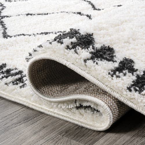 Jonathan Y Calvia Moroccan Diamond Shag Area Rug In White/gray