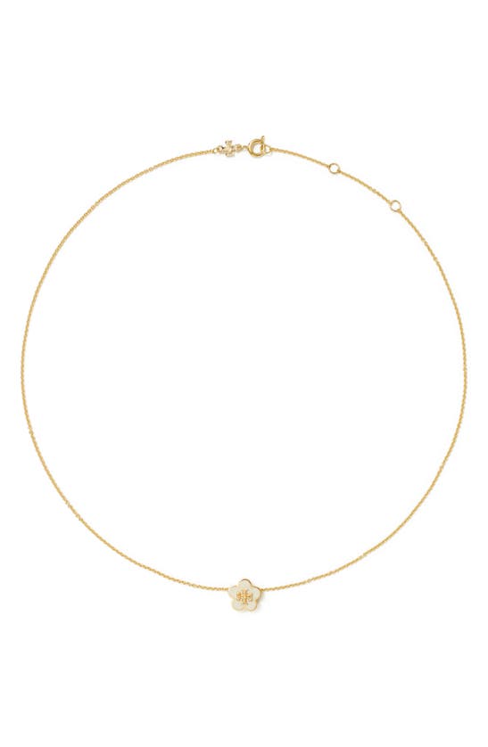 Tory Burch Flower Pendant Necklace In Tory Gold / New Ivory
