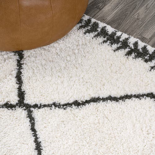 Jonathan Y Calvia Moroccan Diamond Shag Area Rug In White/gray