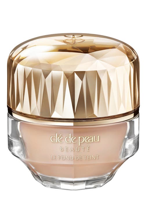 Shop Clé De Peau Beauté The Foundation Spf 22 In Light Medium Ocher