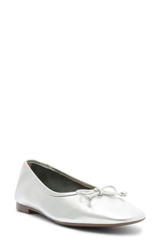 Schutz Arissa Metallic Leather Flat In Prata