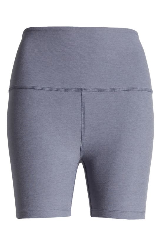 Shop Beyond Yoga Keep Pace Space Dye Bike Shorts In Cloud Gray Heather