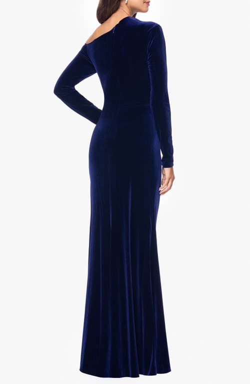 BETSY & ADAM BETSY & ADAM ONE-SHOULDER LONG SLEEVE VELVET GOWN 