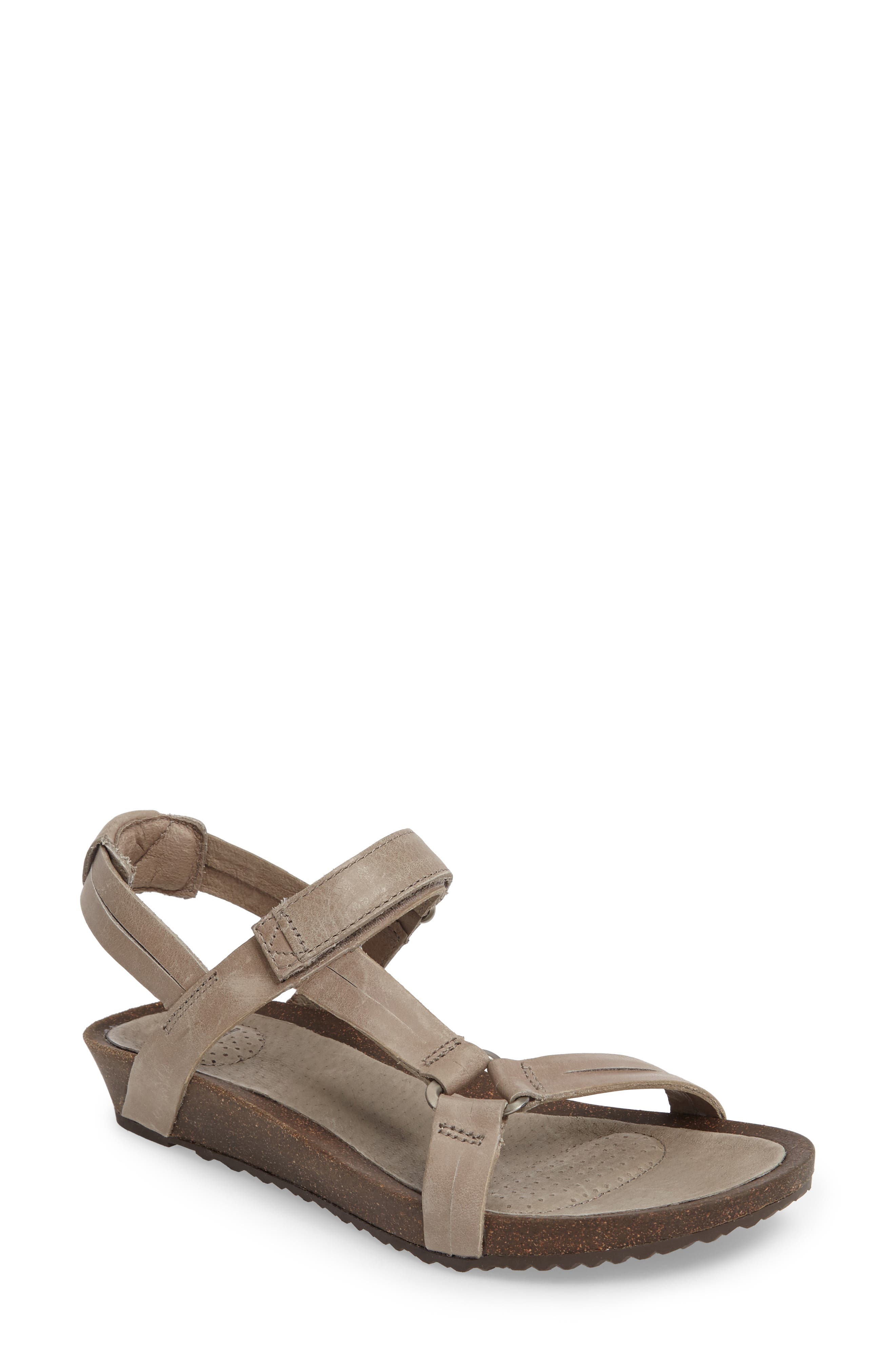 teva ysidro universal flat sandal