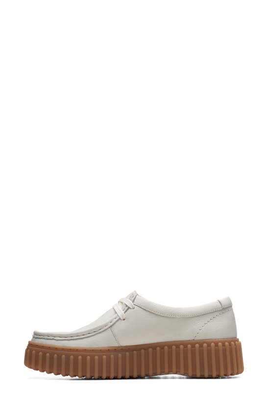 Clarks Torhill Bee In Off White Leather