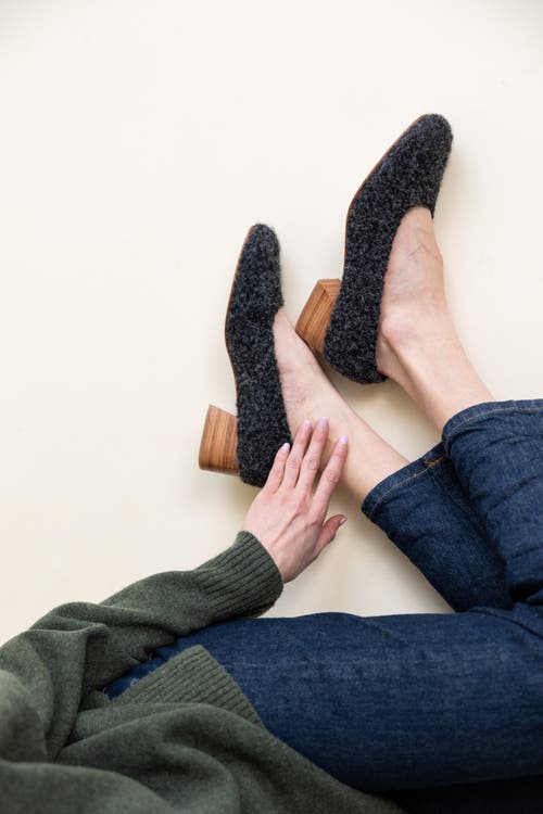 Huma Blanco Luisa Pump In Charcoal Alpaca