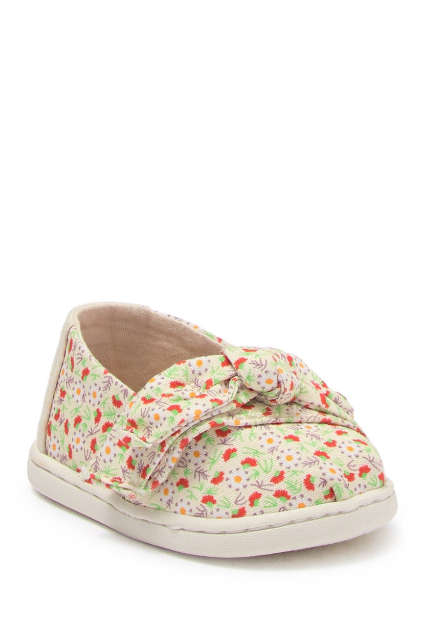 toms flats with bow