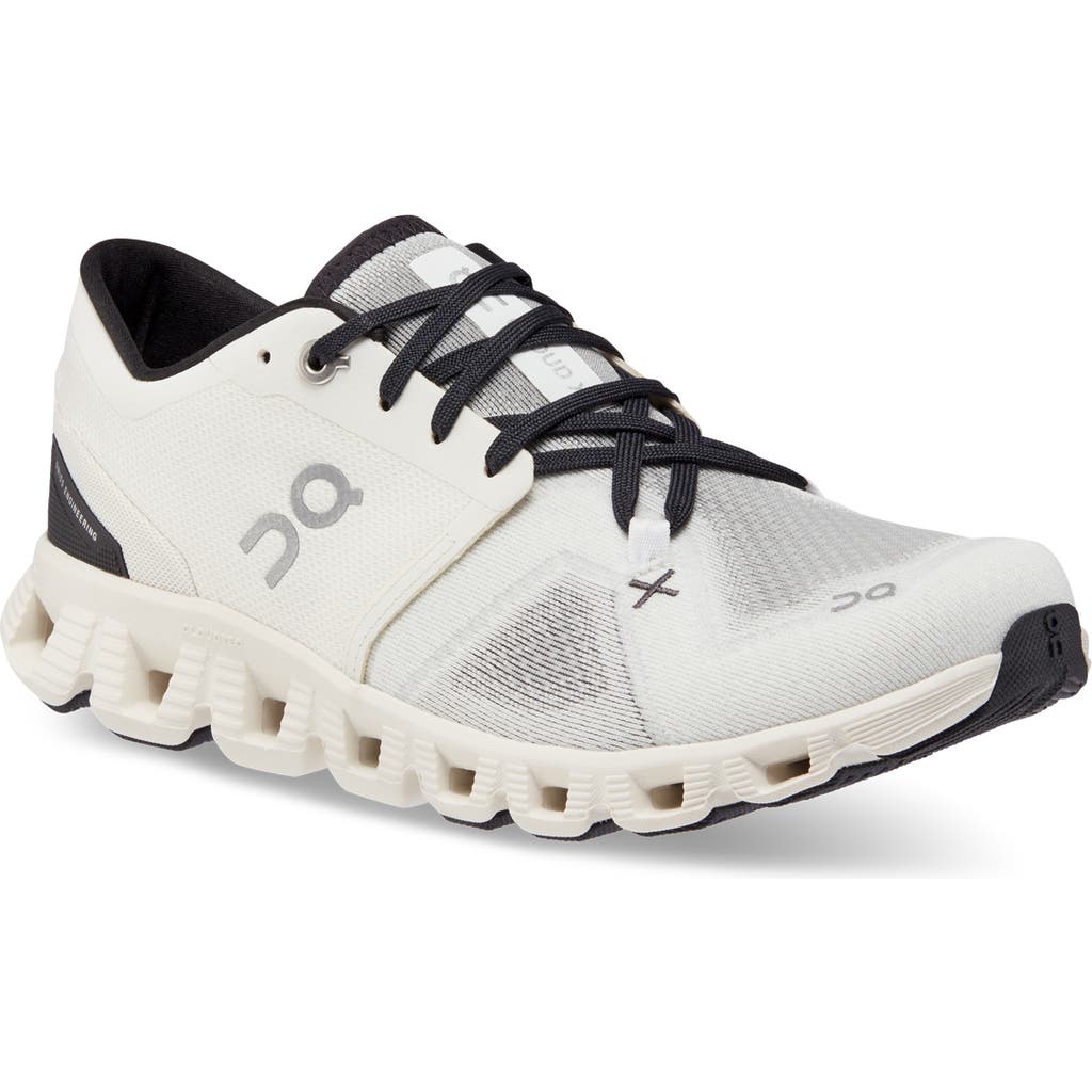 On Cloud X 3 Training Shoe In White/black