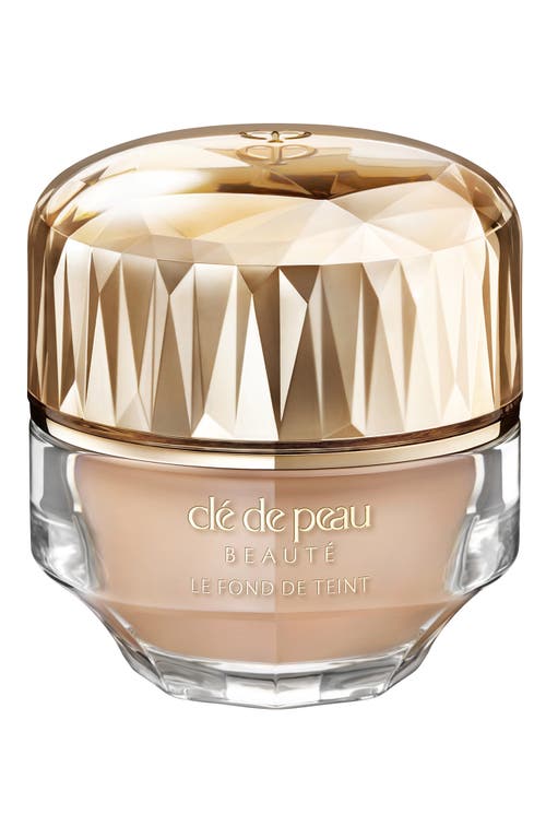 Shop Clé De Peau Beauté The Foundation Spf 22 In Medium Ocher