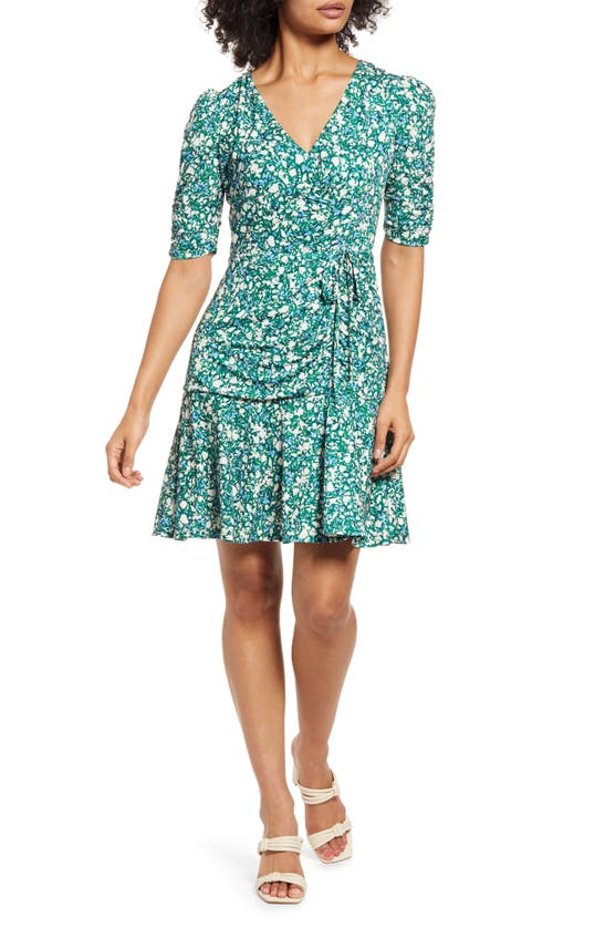 VINCE CAMUTO VINCE CAMUTO FLORAL PRINT RUCHED V-NECK DRESS