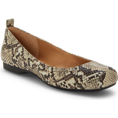 Jessica Simpson Mickella Flat- Beige