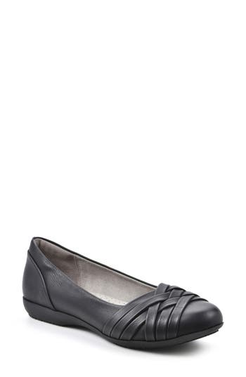 White Mountain Footwear Chic Flat In Black/burnished/smooth