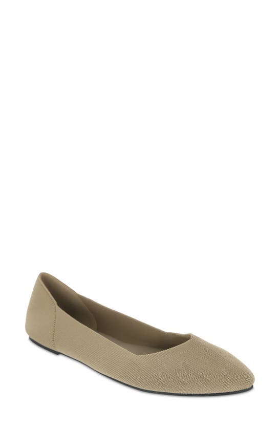 Mia Kerri Pointed Toe Flat In Dark Sand